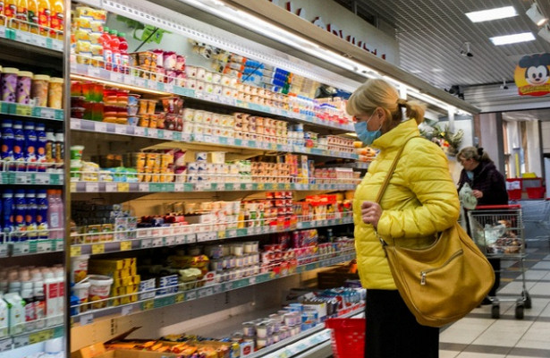 Россияне в панике из-за коронавируса начали скупать продукты 