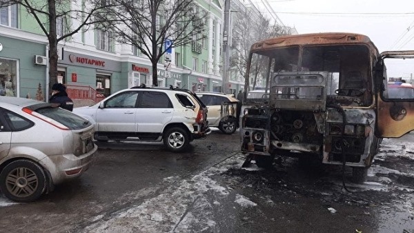 В Челябинске во время движения загорелась маршрутка 