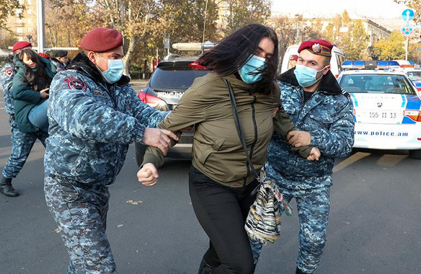 В Ереване начались столкновения демонстрантов с полицией 