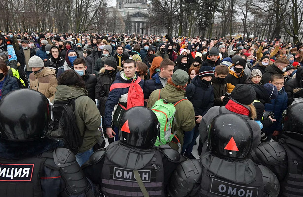 В Петербурге назвали действия силовика с табельным оружием законными 