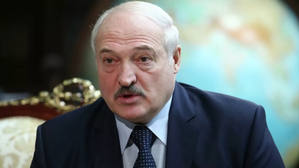 Лукашенко призвал вернуться к кнопочным телефонам 