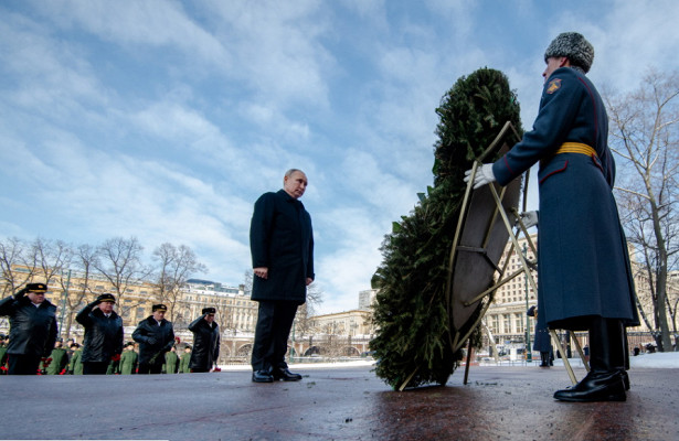 Путин возложил венок к Могиле Неизвестного Солдата 