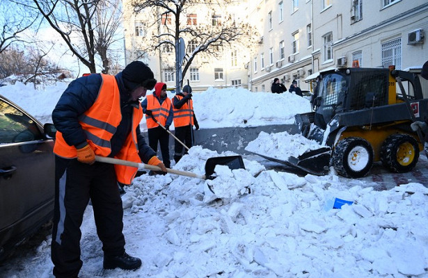 Эколог назвал грязный весенний снег опасным для здоровья россиян 