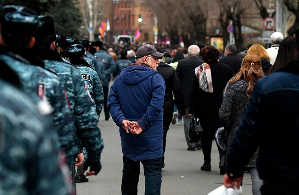 Противники Пашиняна собрались у резиденции президента 