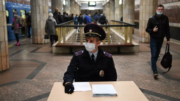 Контролер в московском метро помог задержать федерального преступника 