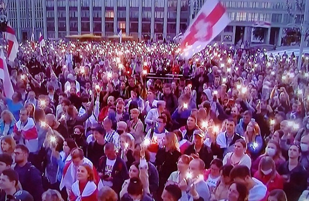 Митингующие в знак протеста подожгли авто в центре Минска 