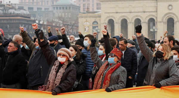 «Мы остаемся на площади»: Армения вышла на массовые протесты 